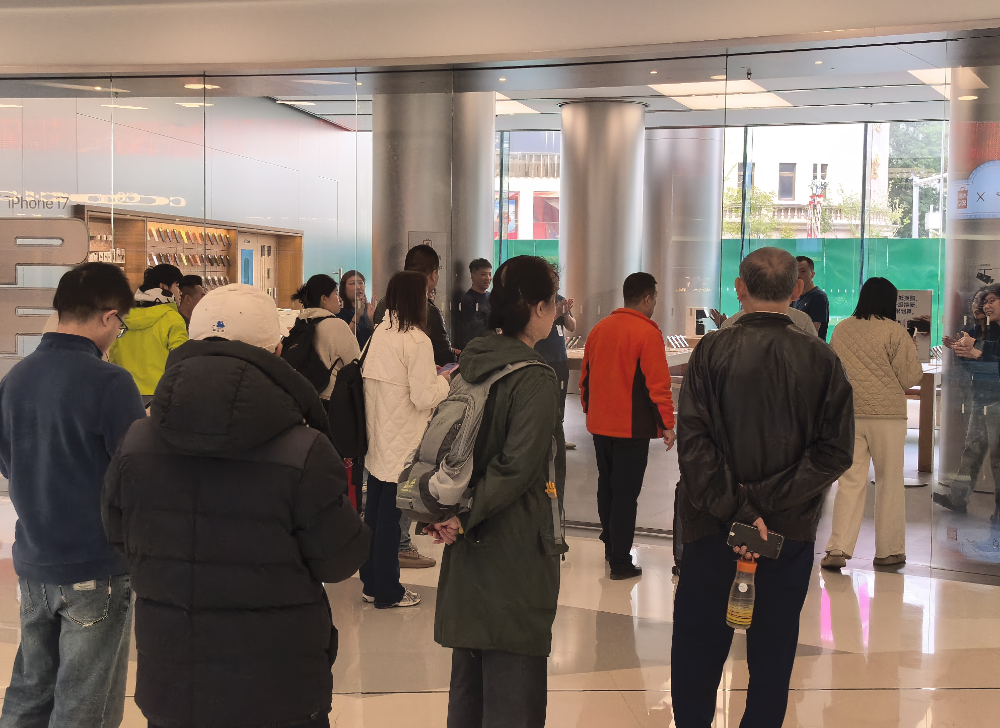 直击iPhone Air发售现场：开售即破发，小众“偏科生”难突围