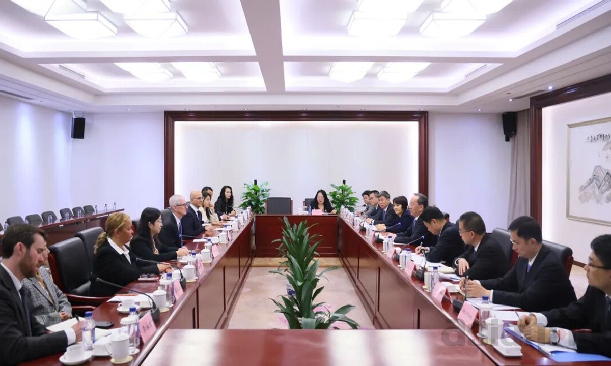 China's MIIT Chief Meets Apple CEO Tim Cook, Promises Favorable Business Climate for Foreign Firms