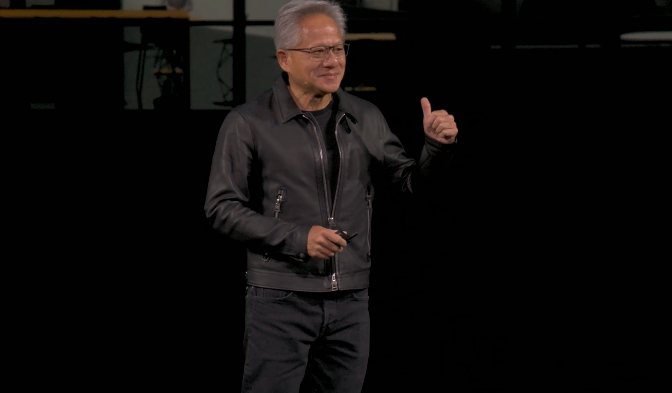 黄仁勋最新演讲称将大举投资AI基础设施确保美国领先地位，英伟达股价再创新高