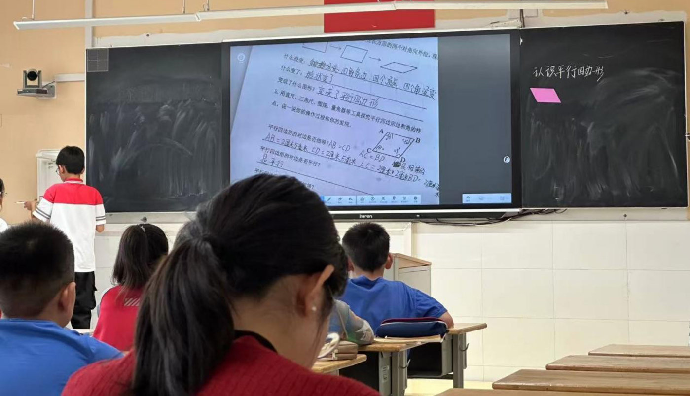 低调又神秘的电子黑板产业,可能比家长更焦虑