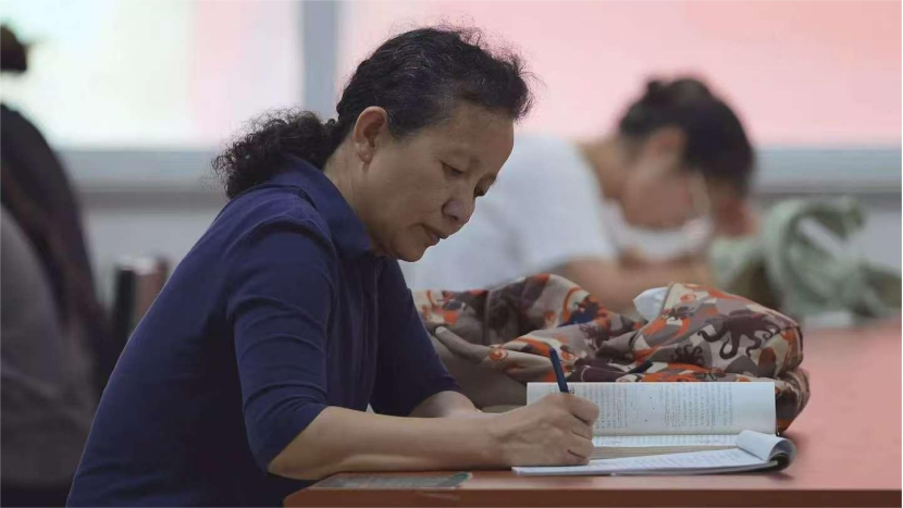 55岁的张计玲，大学毕业了