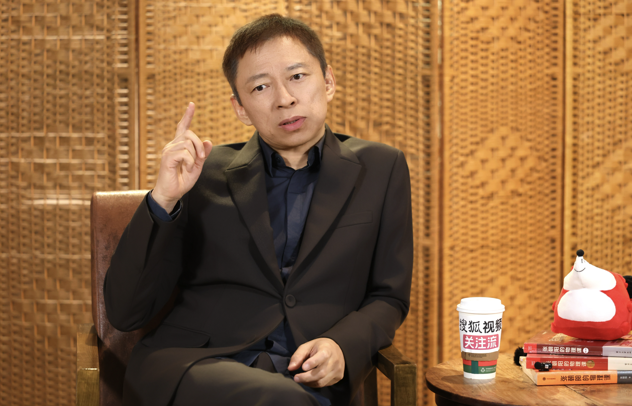 搜狐张朝阳：拒做大模型，要在AI狂热中坚守现金流 | 巴伦精选