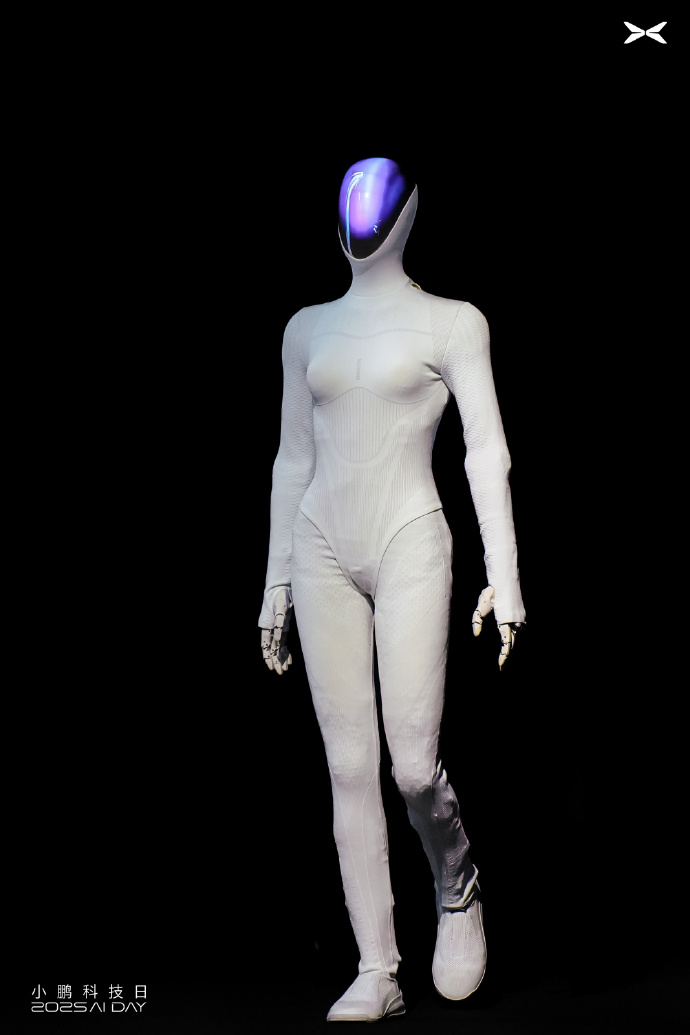 剪开机器人小腿自证，小鹏这场危机公关太炸裂