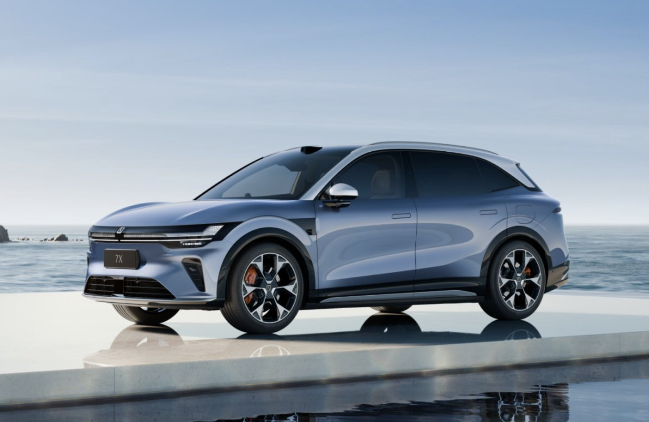 不卷性能卷配置：极氪的中场打法与利润焦虑