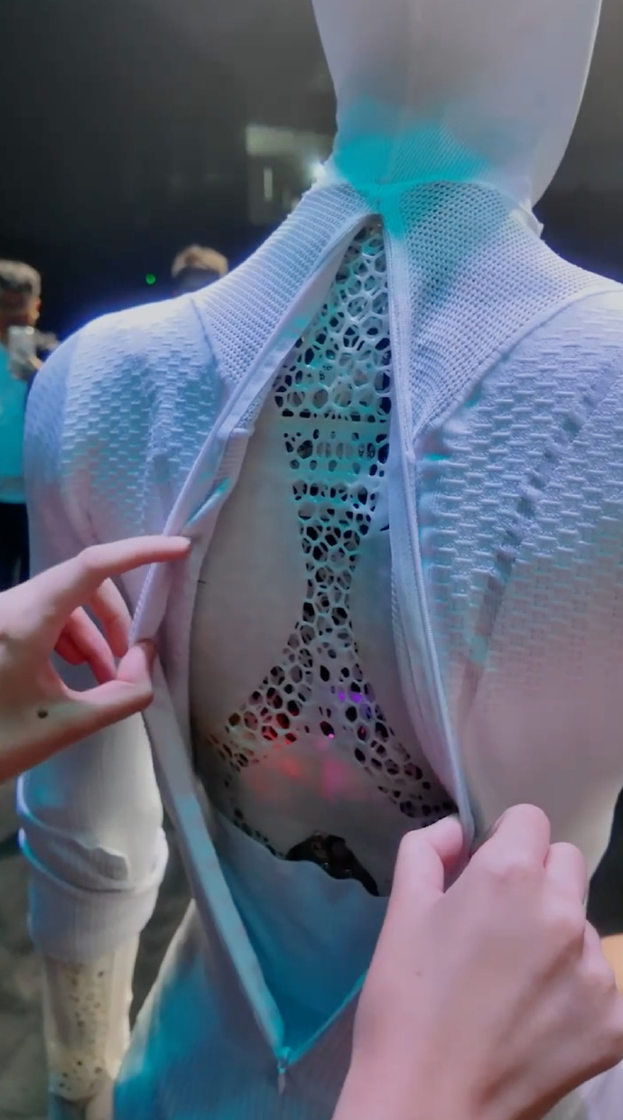 剪开机器人小腿自证，小鹏这场危机公关太炸裂