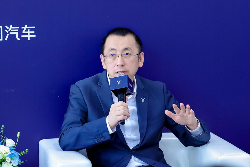 站在30万辆的山脚下，岚图还要面对更陡峭的挑战