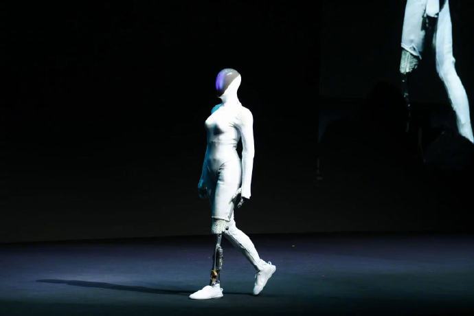 剪开机器人小腿自证，小鹏这场危机公关太炸裂