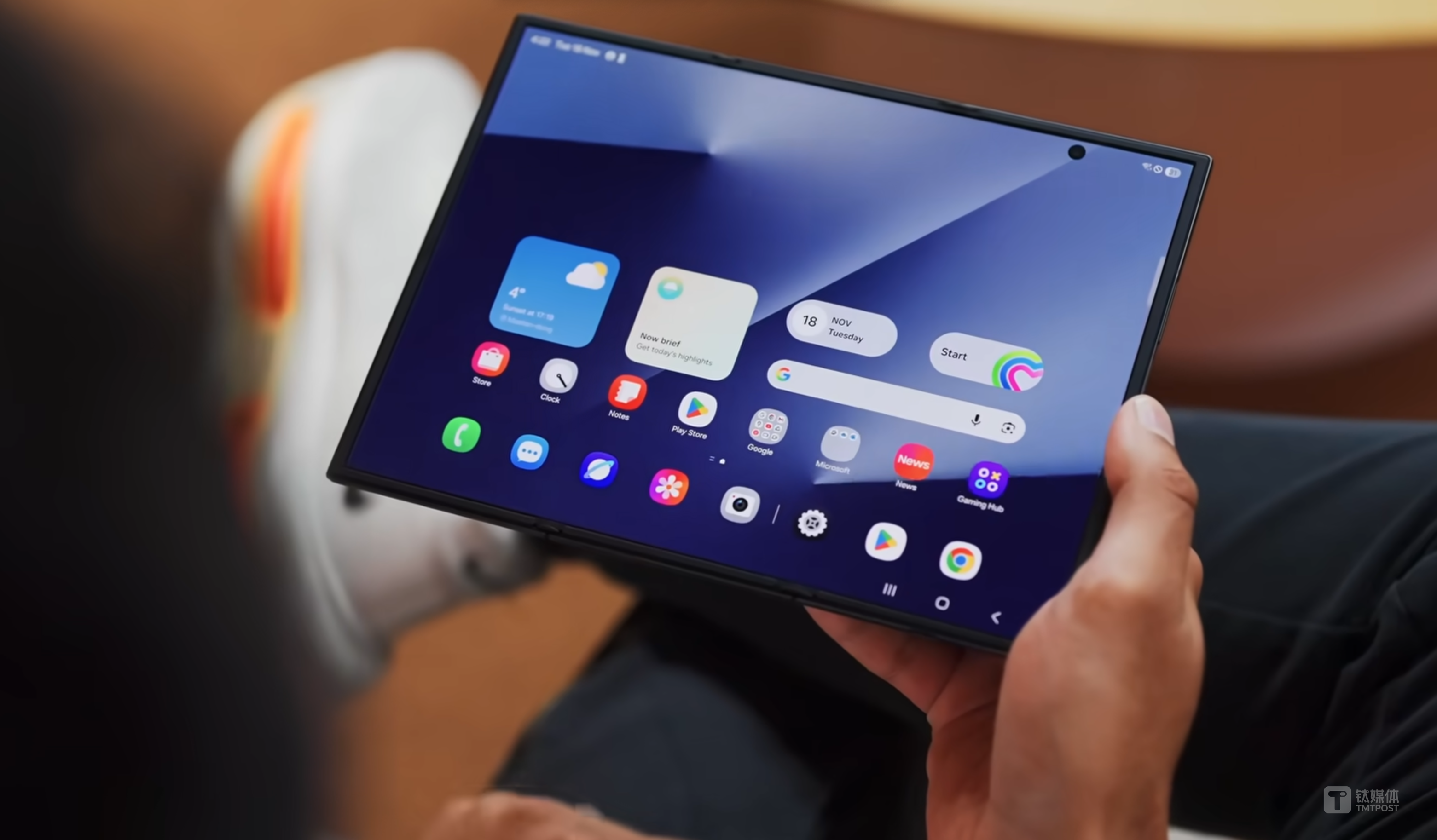 比华为多个屏幕但更厚重，三星要用三折叠跟苹果硬碰硬