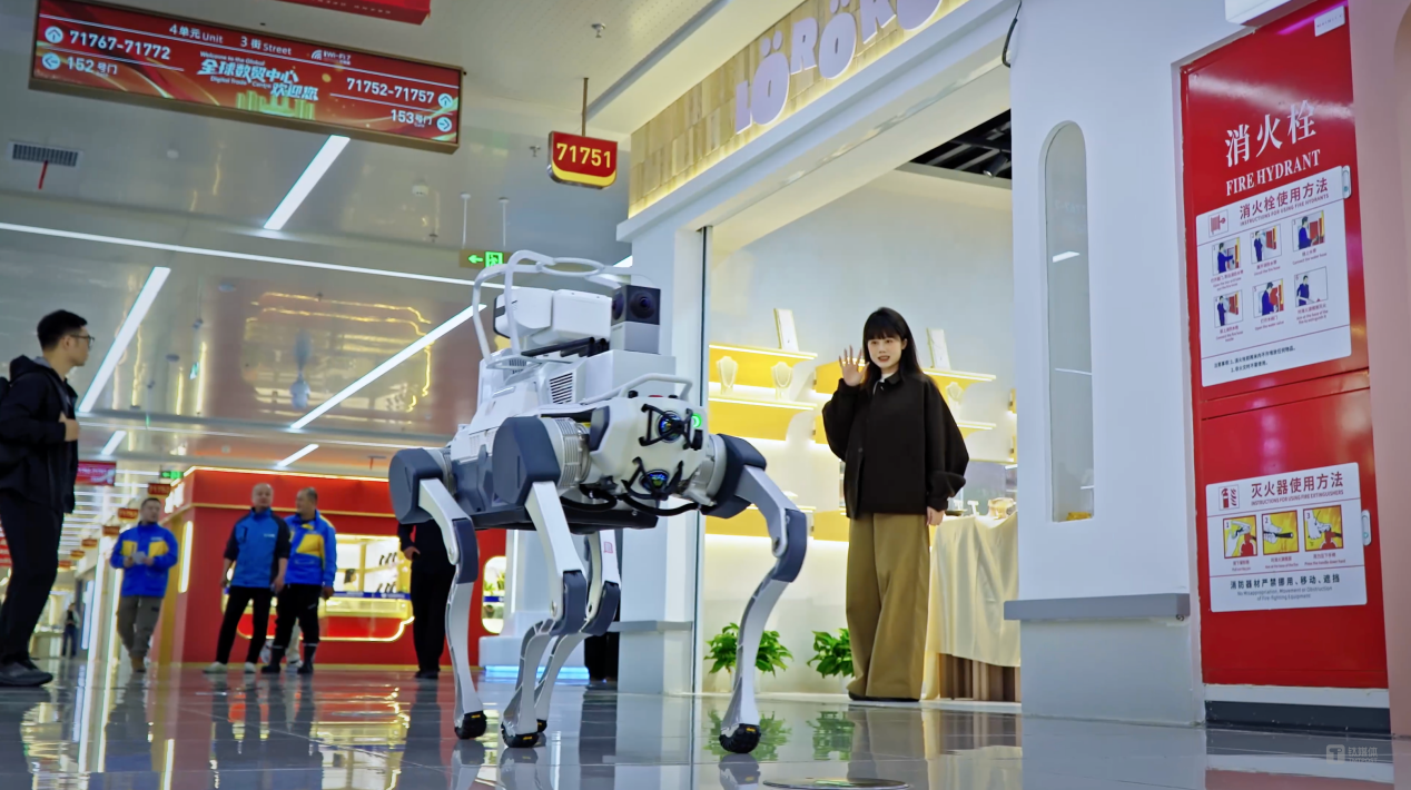 图：机器狗在义乌国际商贸城执行巡检任务