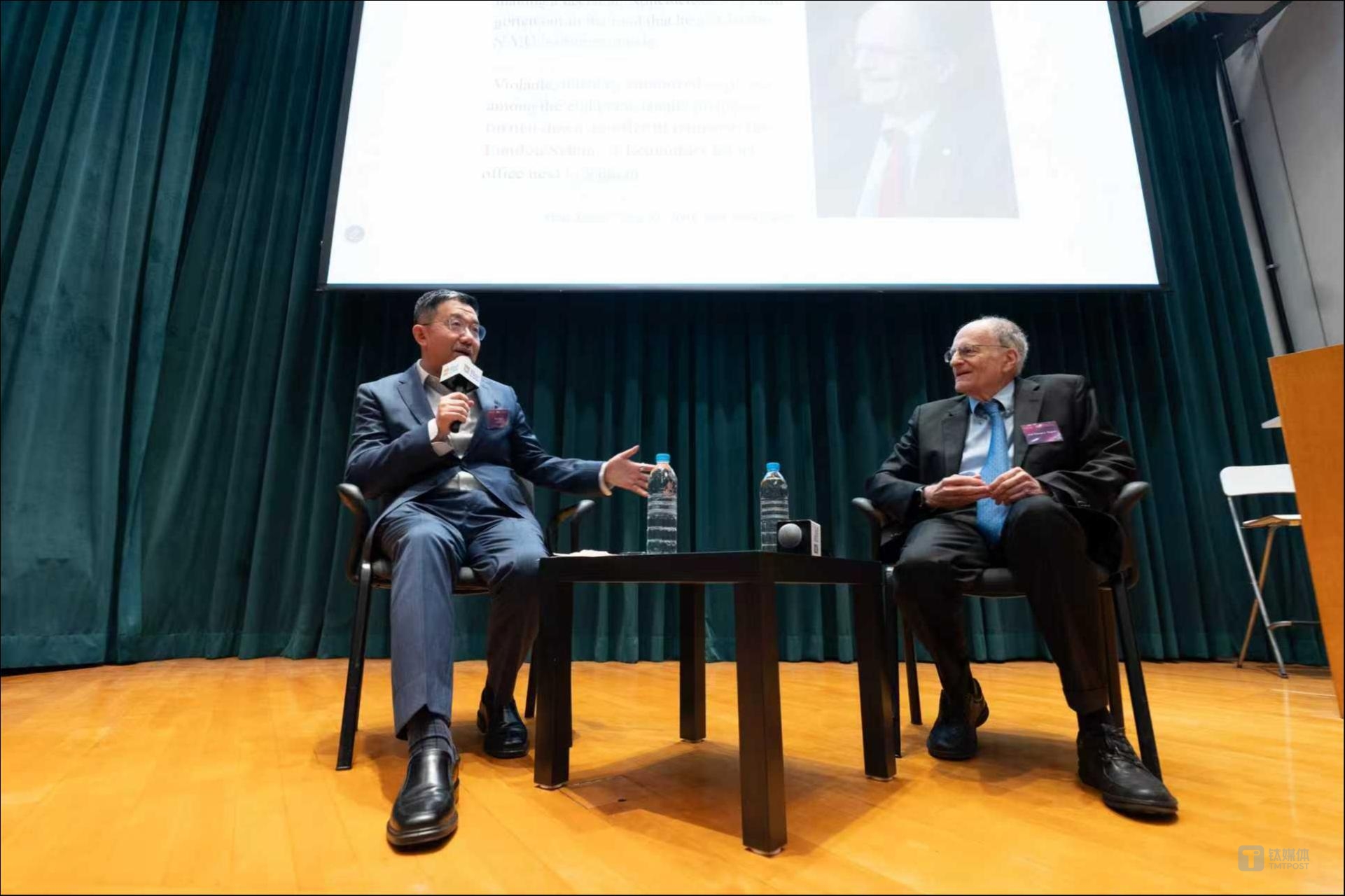 左：李晋，右：托马斯·萨金特，图片由香港大学经管学院提供