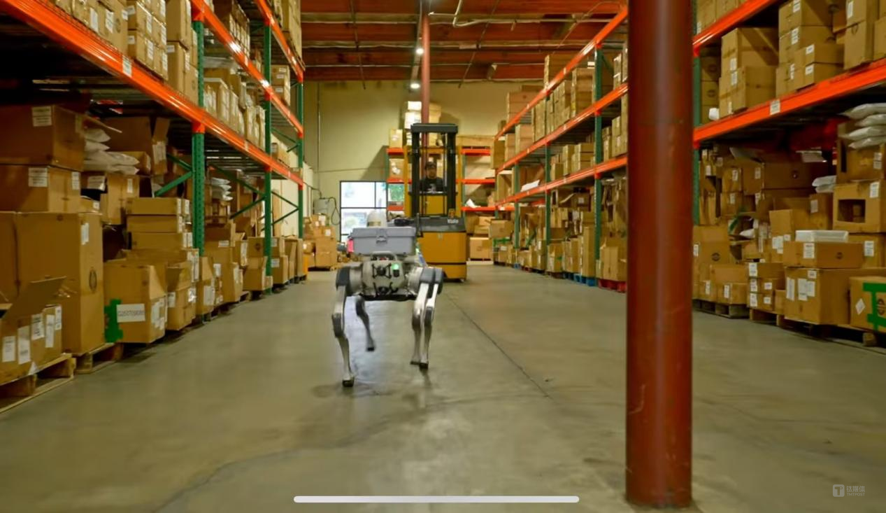 图：机器狗在北美某大型仓储园区执行巡检任务