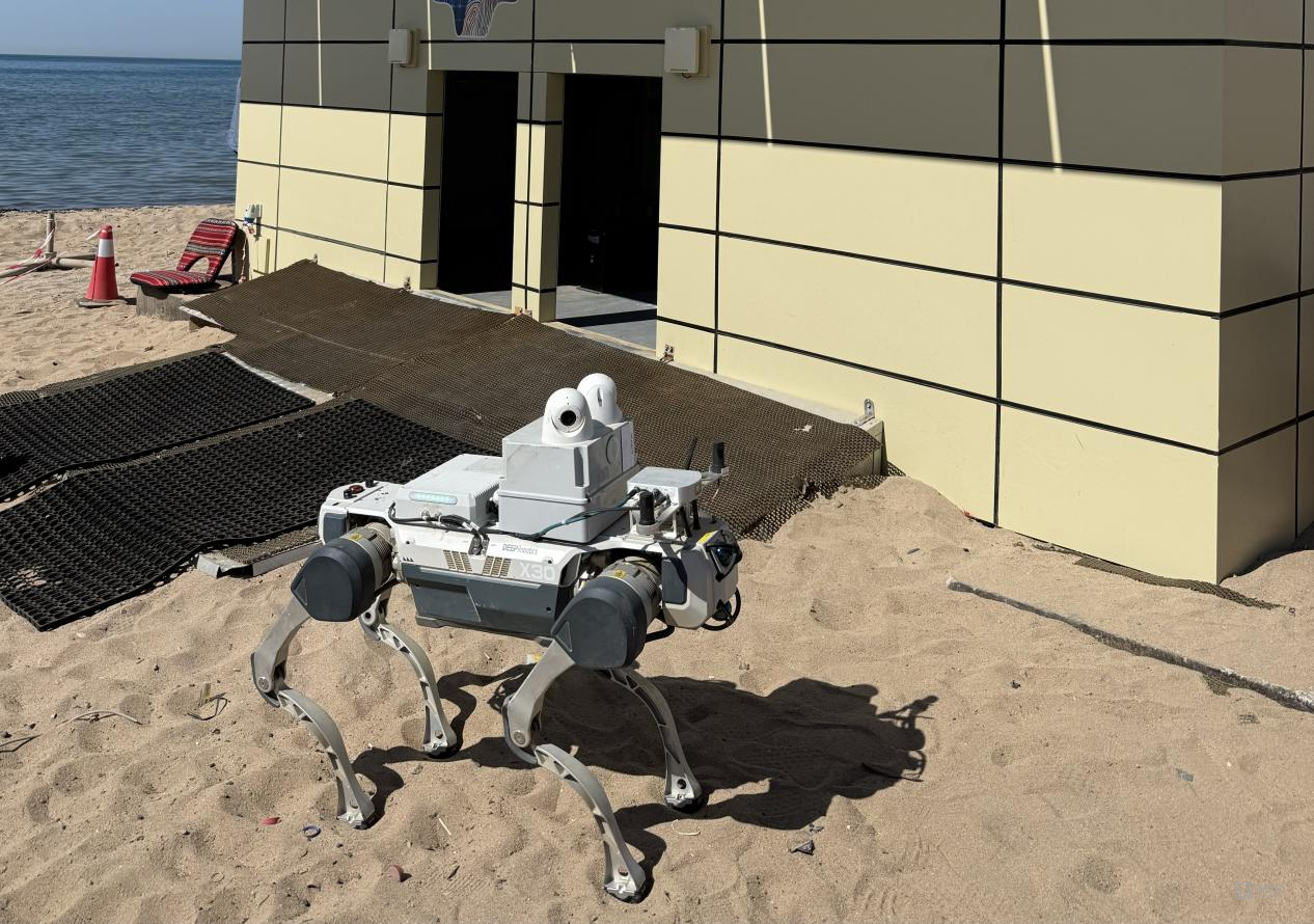 图：机器狗在沙特NEOM未来新城极端沙滩环境户外巡检