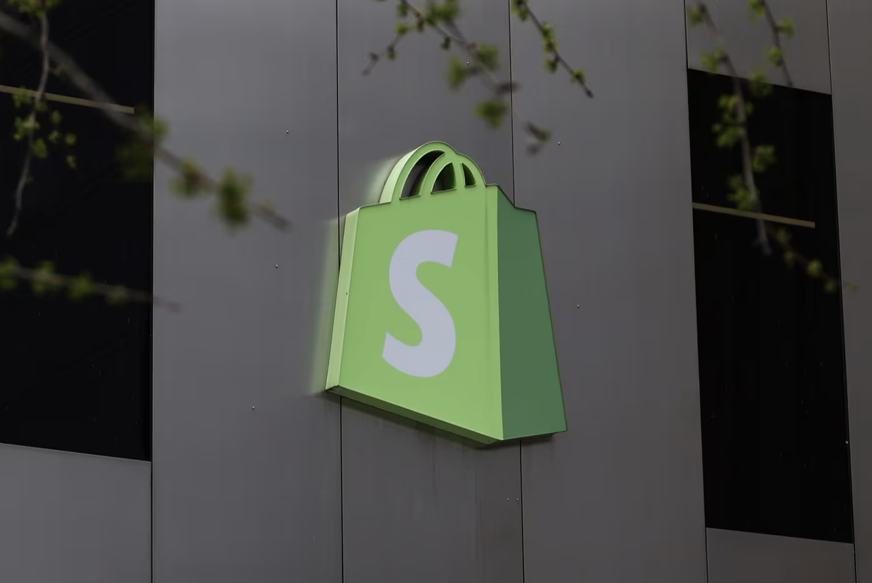 Shopify股价因AI购物概念大涨，如今正携手Gemini与Copilot加大投入
