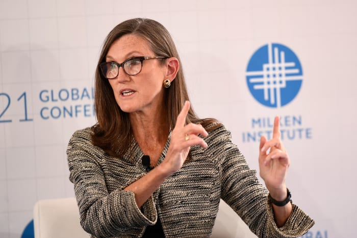 木头姐正在抛售特斯拉股票，而她正在买入的则是一只芯片股｜巴伦内参