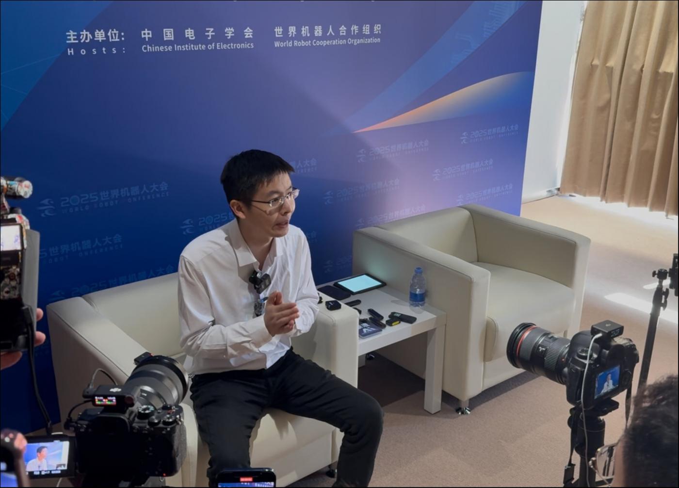 宇树科技上市绿色通道被叫停？王兴兴回应：“乱编的消息”