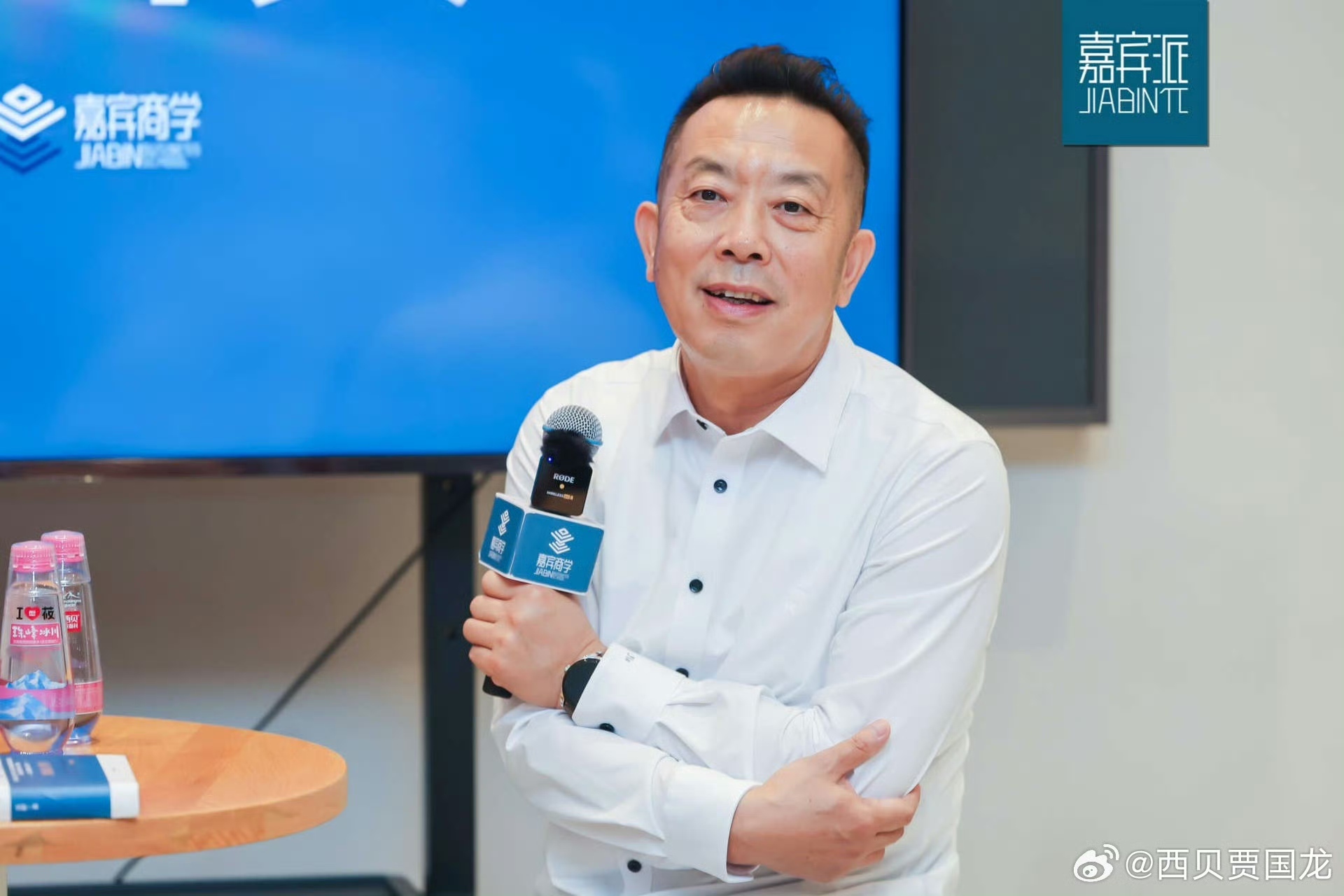 贾国龙的苦恼：看得见的对手和看不见的网络情绪