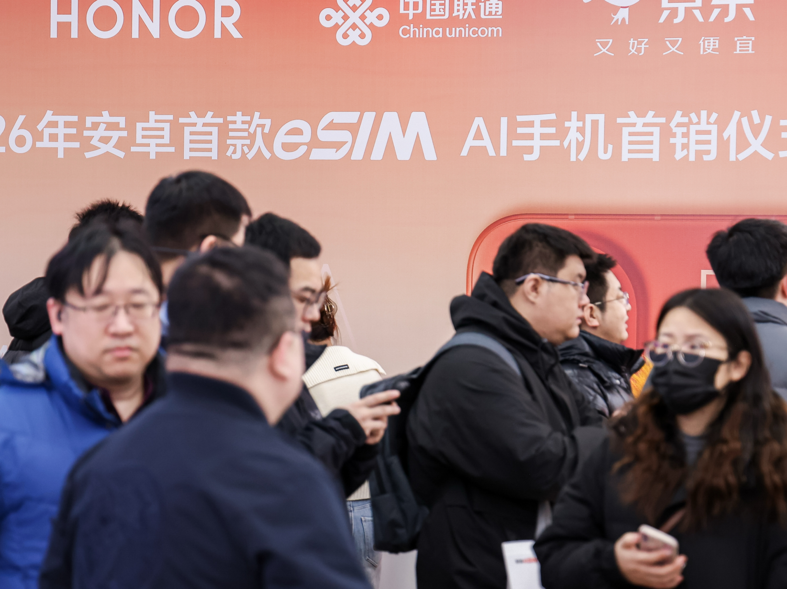 eSIM手机再“添丁”，荣耀推出首款eSIM机型