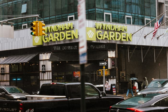 希尔顿、万豪和凯悦股价接近历史高位，这两只酒店股更值得买入