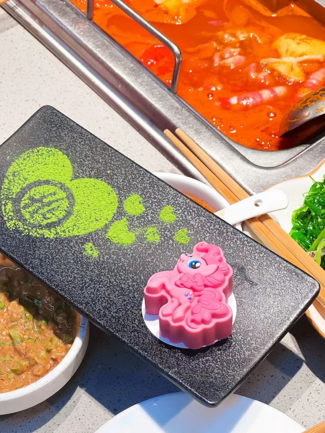 包厢靠抢，套餐变小，年轻人把马年年夜饭吃出新花样