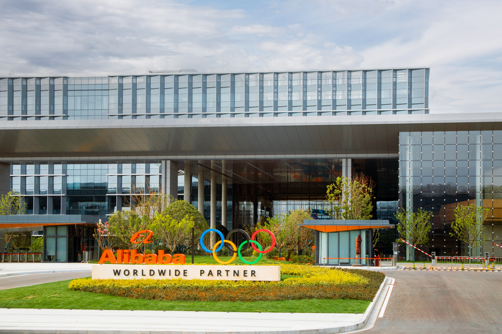 千问一夜爆火，上演AI时代第一场“现象级”事件