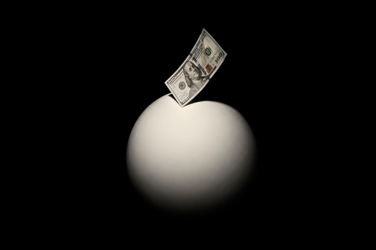 美元称霸的时代即将终结，投资者如何应对?