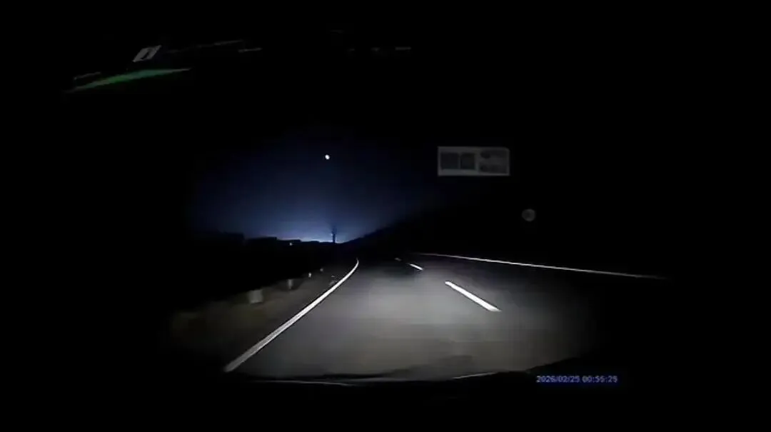 領克關掉的大燈,照亮了新能源車圈的吐槽大會