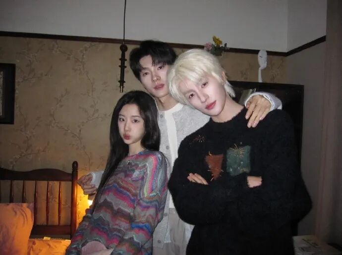 《一家三口在同班》春节档突围，群像成为短剧爆款密码？