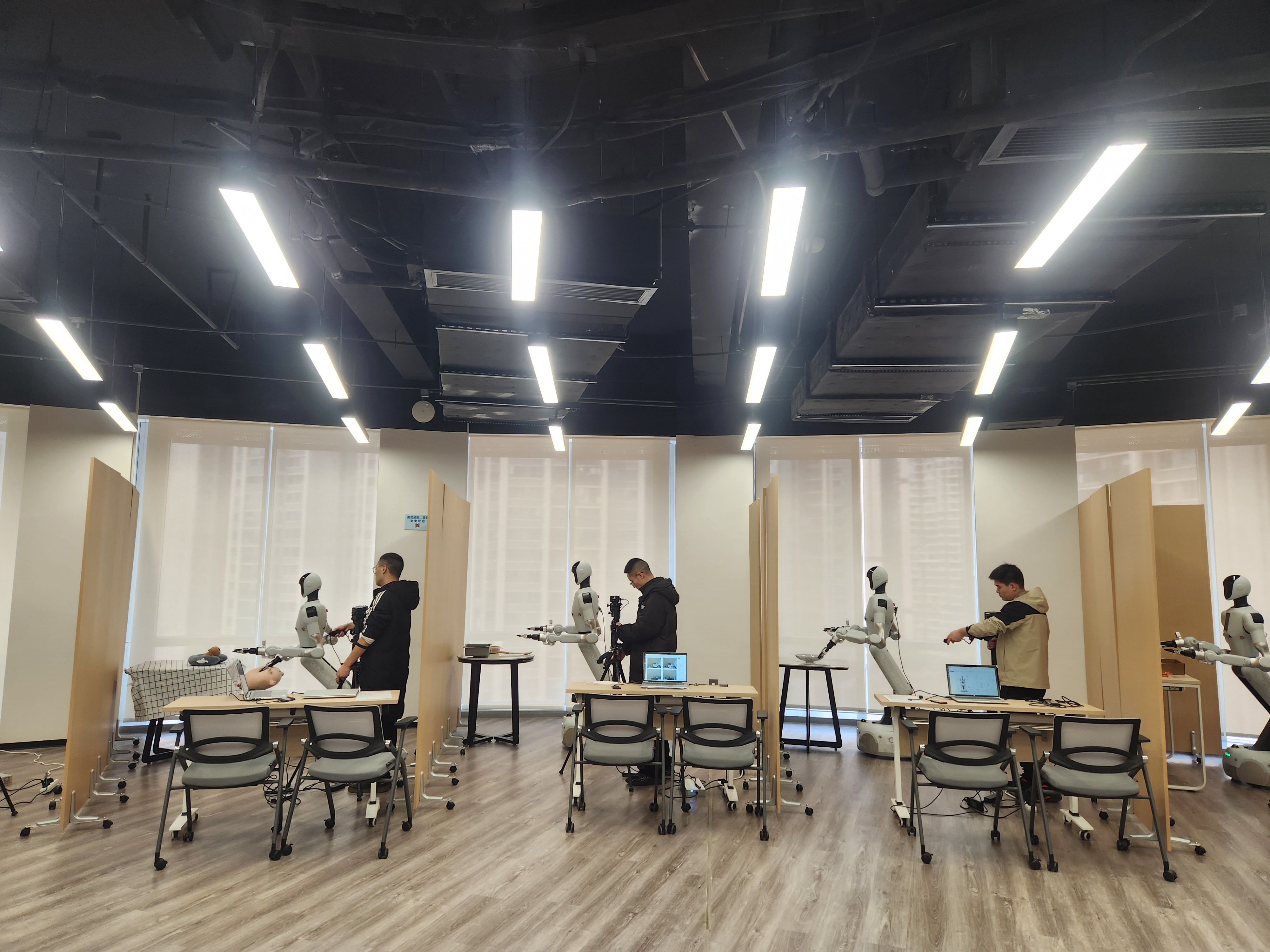 （西南具身智能機(jī)器人訓(xùn)練中心）