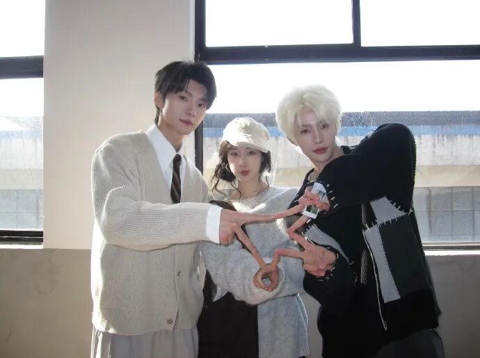 《一家三口在同班》春节档突围，群像成为短剧爆款密码？