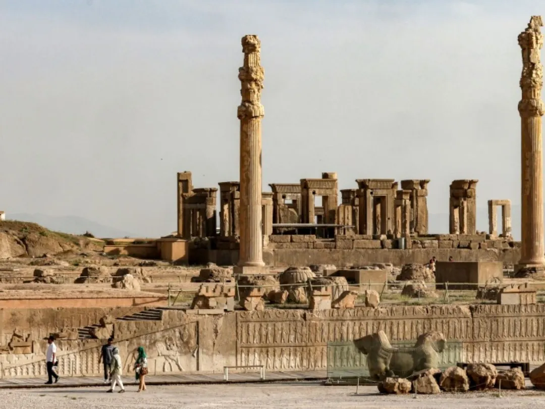 当导弹飞越波斯湾：伊朗为何将复仇之火引向邻居？