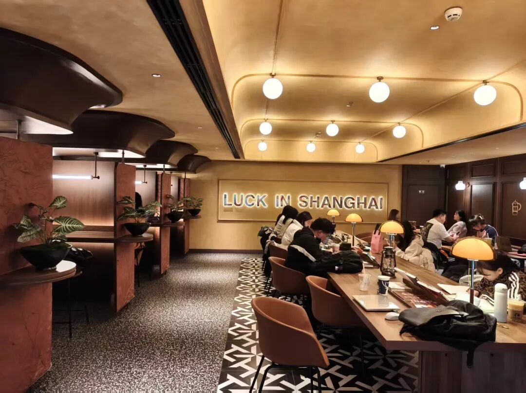 城堡里的“雪王”与“老钱洋房”里的瑞幸