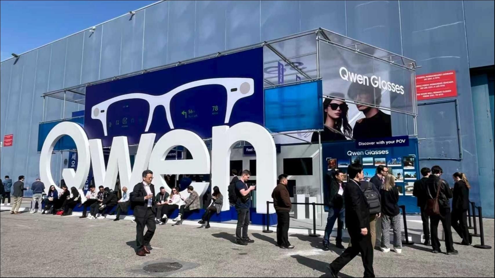 我们与千问AI硬件负责人宋刚聊了聊，“一句话办事”何以重构硬件战场？｜AGI对话