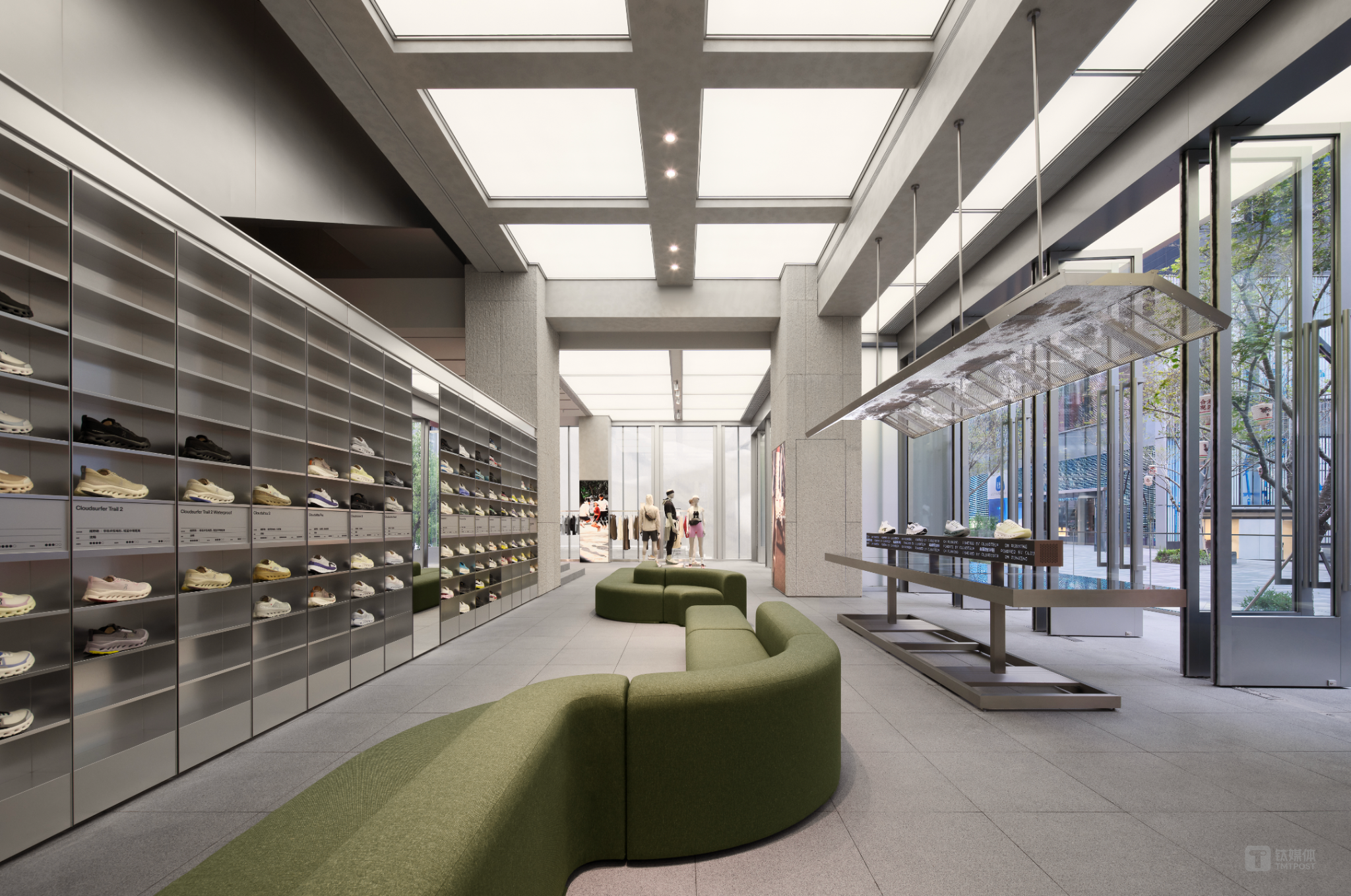 On昂跑中国最大旗舰店于深圳启幕；江南布衣2026上半财年营收净利双增长；锐步中国业务运营方易主；优衣库发布2026春夏新品｜消研所周报