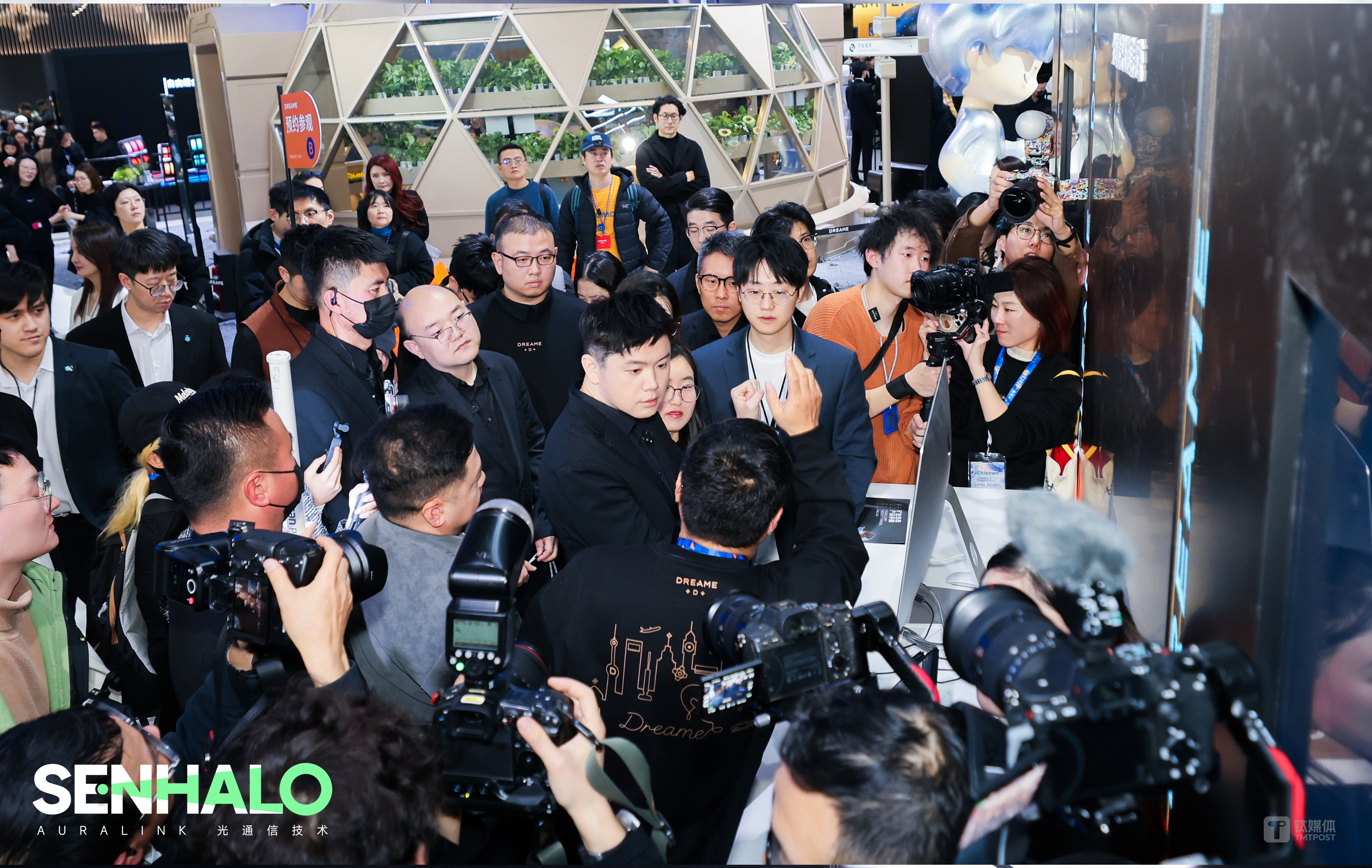 AWE现场“AuraLink光通信技术”全球首发，做AI与具身机器人的“超级神经”｜公司动态