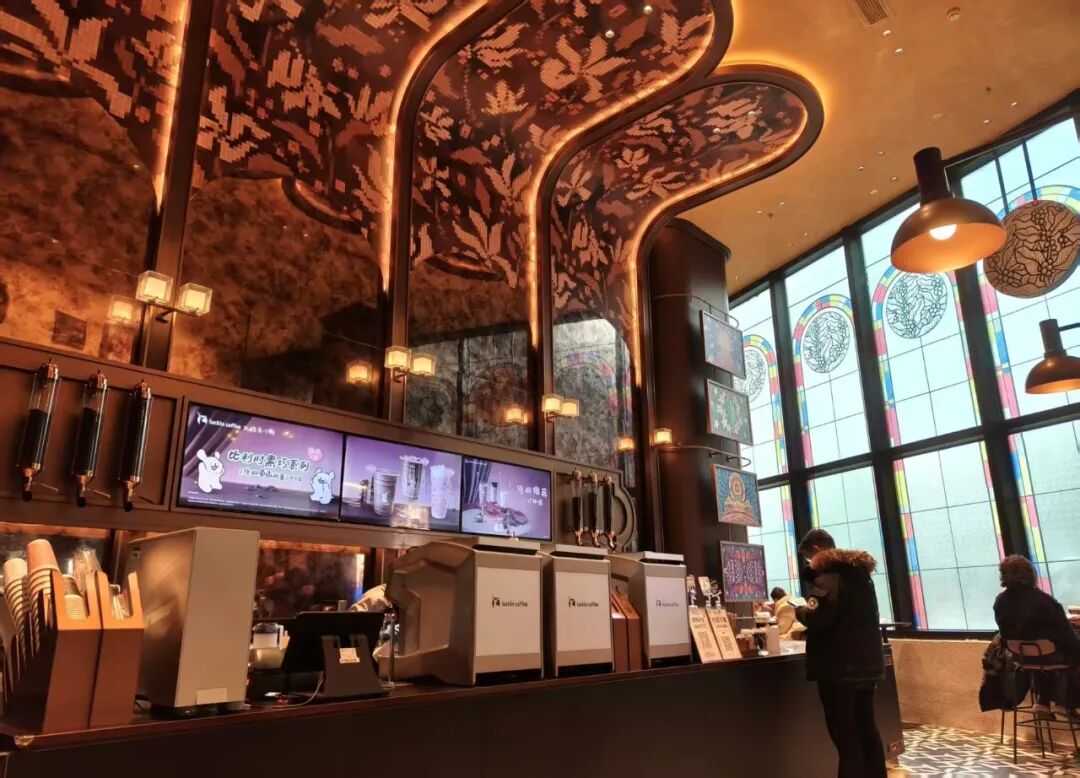 城堡里的“雪王”与“老钱洋房”里的瑞幸