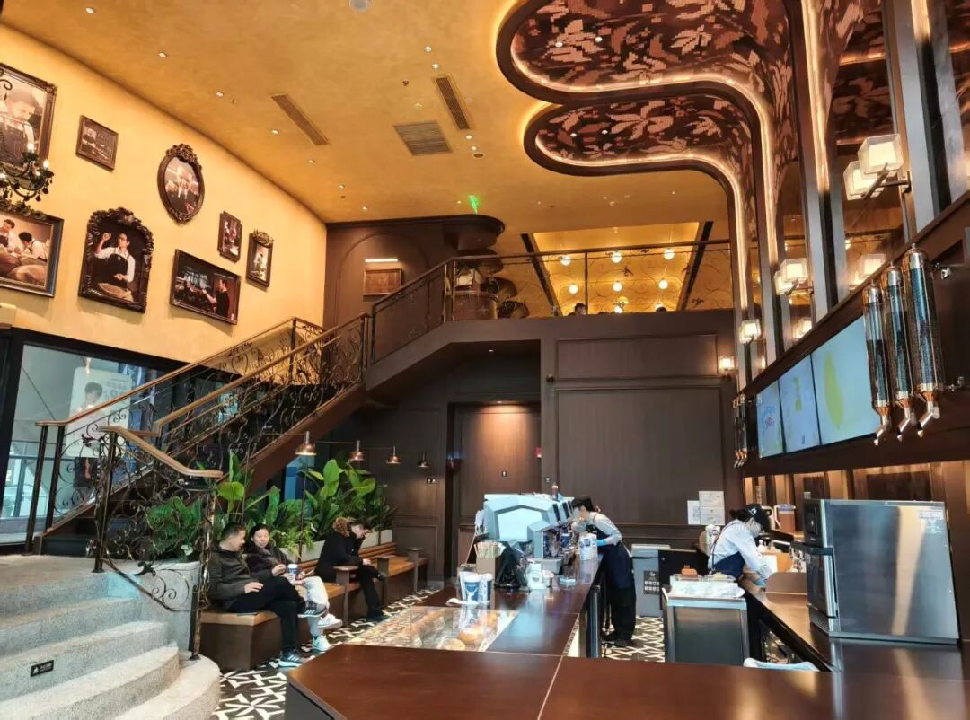 城堡里的“雪王”与“老钱洋房”里的瑞幸