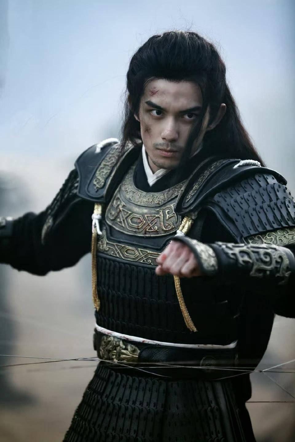 张凌赫被嘲“粉底液将军”，网友到底在不满什么？