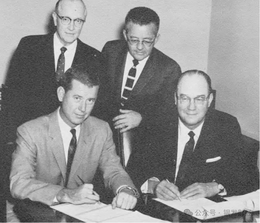 在沙漠中建退休社区：一个沦为普通小镇，一个成全球标杆