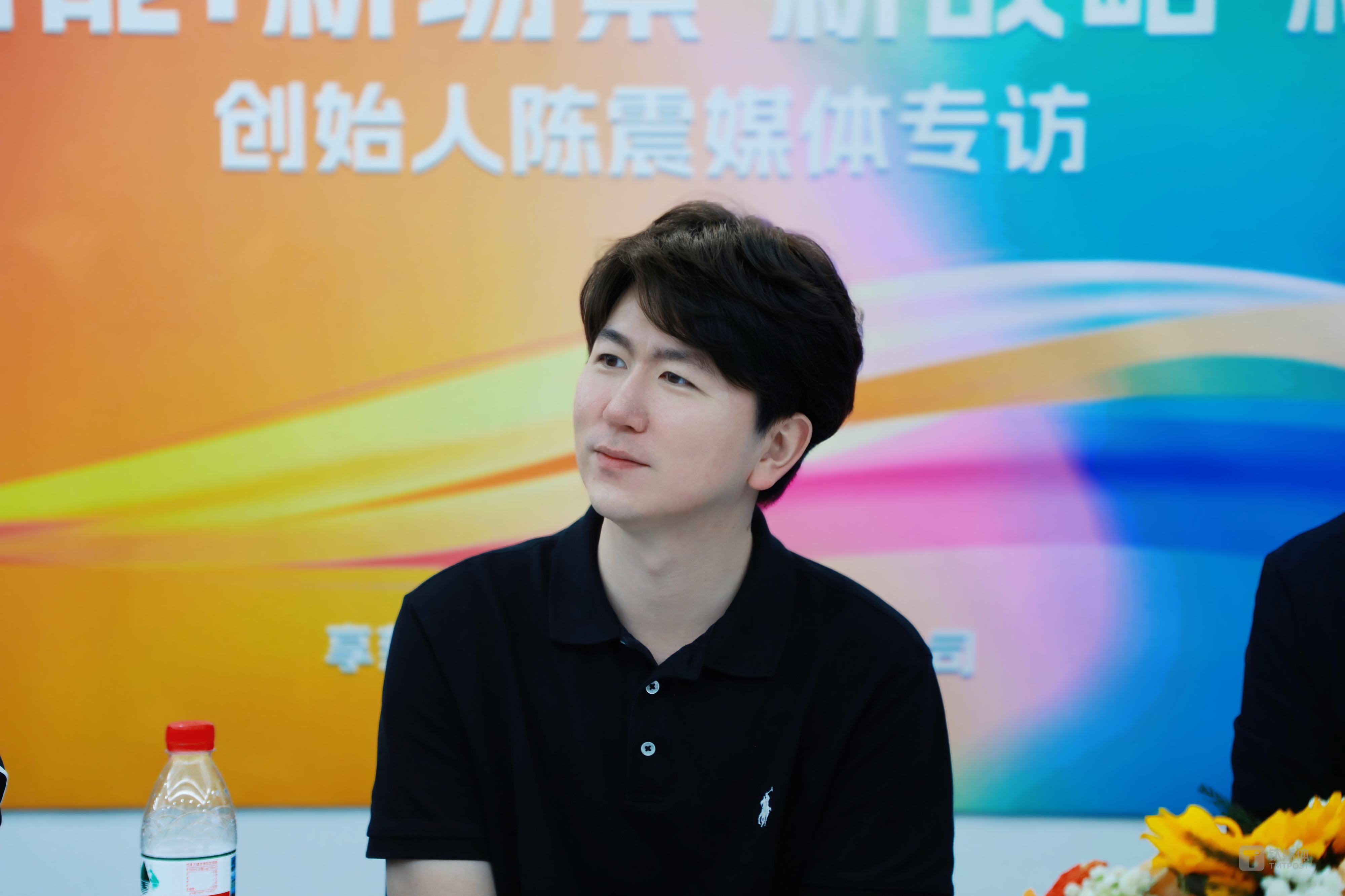 不跳舞、不打拳、也不拧螺丝，陈震和他的机器人扎进后厨炸鸡块