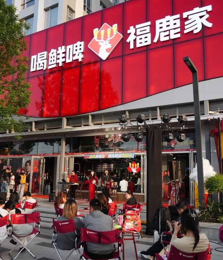 瑞幸推15.9元一杯的酒特调，年轻人的微醺自由被茶咖品牌承包了