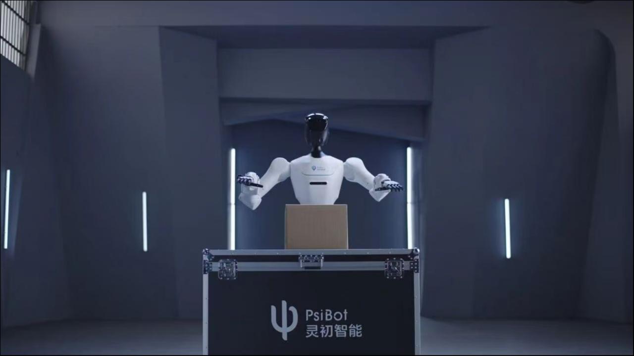 对话灵初智能CEO 王启斌：具身智能，正从"硬件浪潮"进入"数据浪潮"