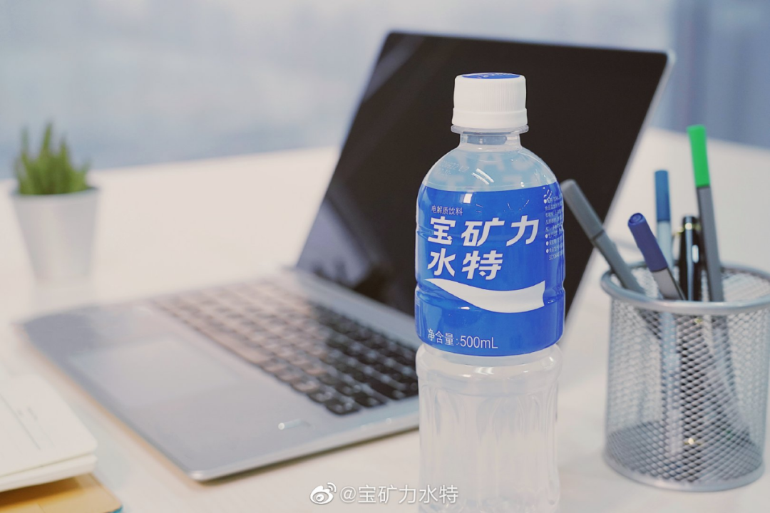 巨头混战电解质水：农夫山泉、蒙牛、奈雪齐入场，千亿赛道谁能留在牌桌上？