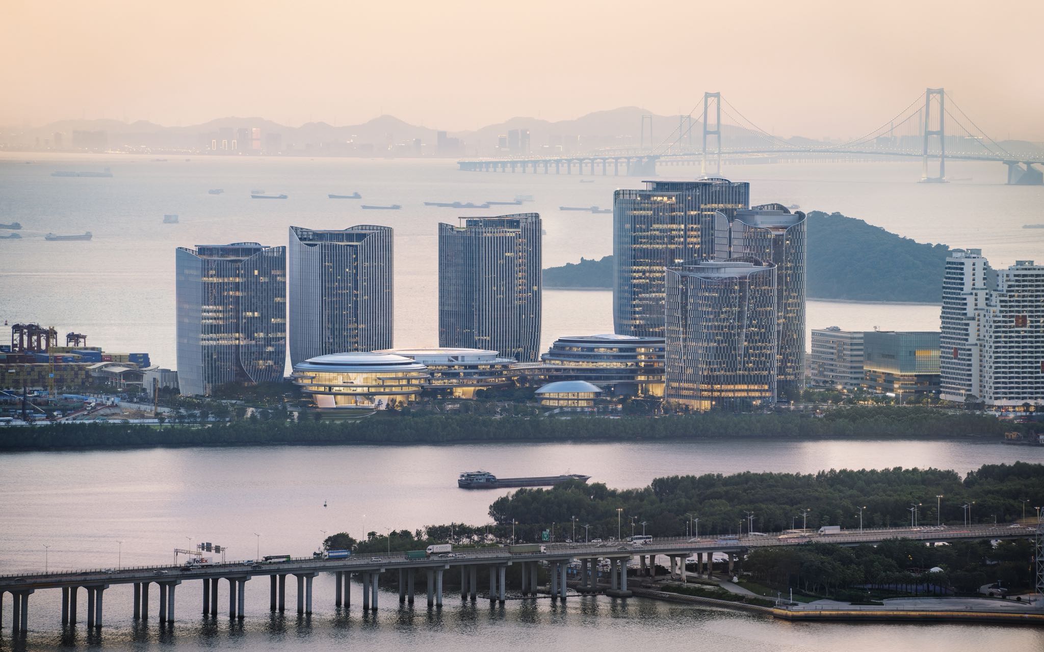 是80%的工位面向海景，马岩松在腾讯“企鹅岛”上留了一片海