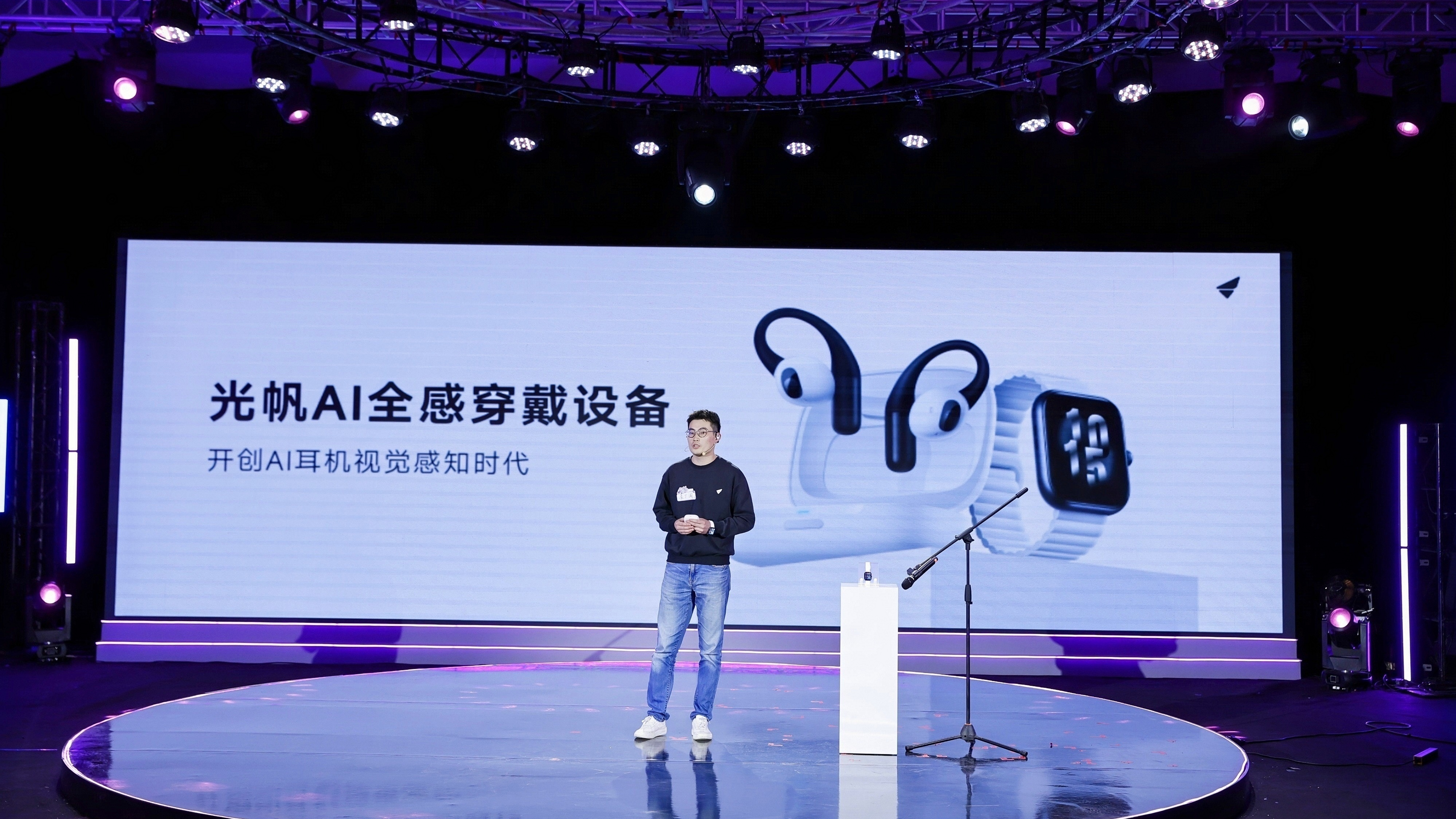 全场爆灯这副“长眼睛”的AI耳机，正在开启AI的“主动智能”时代