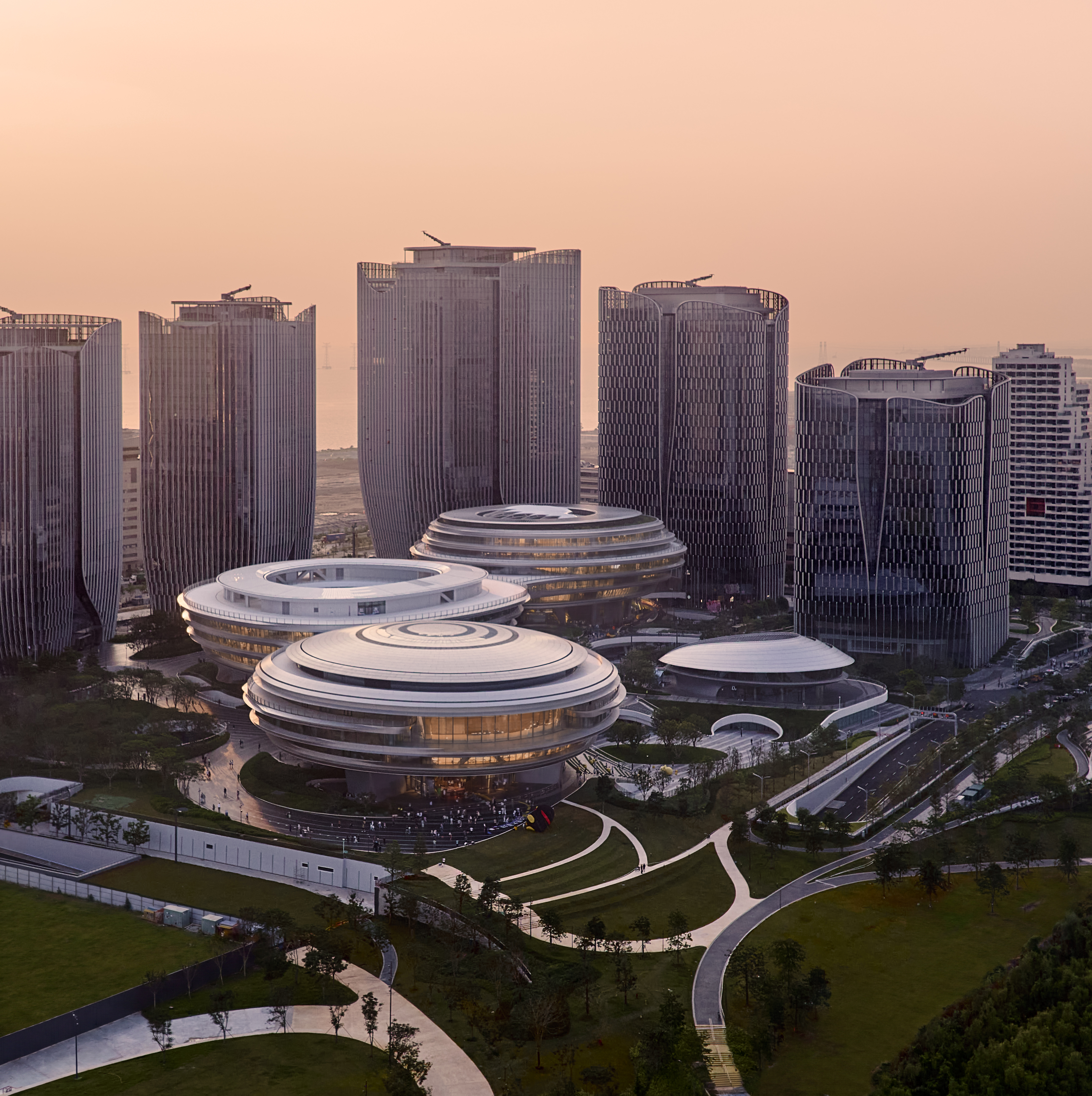 腾云中心，&ldquo;绿毯&rdquo;连接建筑 摄影：奥观