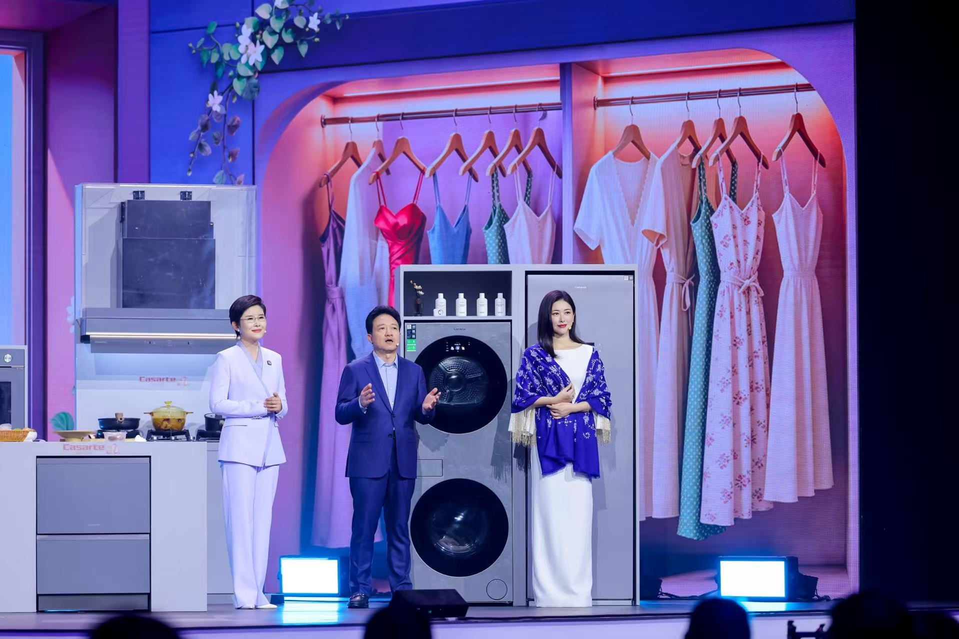 【卡萨帝品牌大使朱珠（右）、海尔智家洗涤产业总经理程传岭（中）与中央广播电视总台主持人王宁（左）】