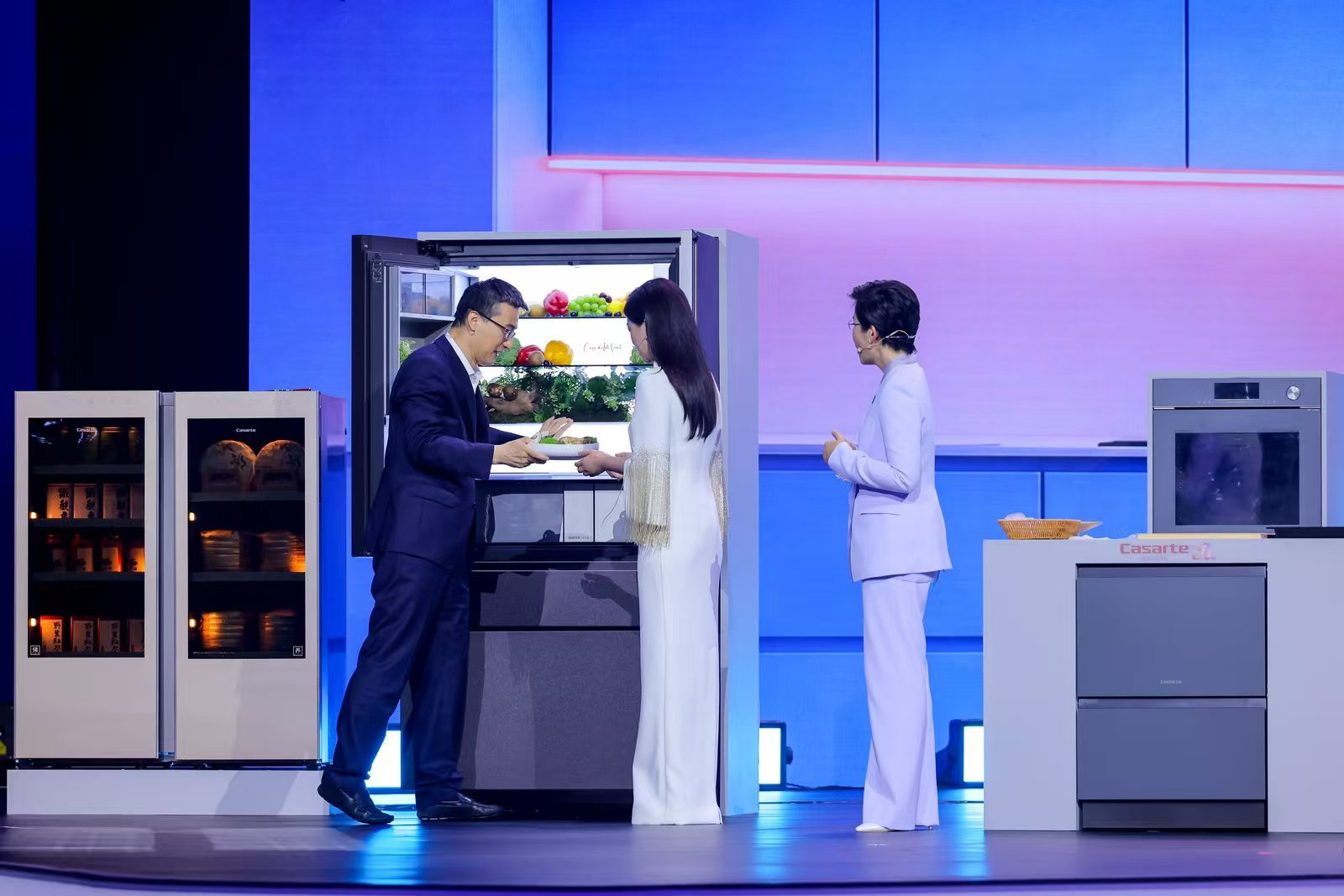 【卡萨帝品牌大使朱珠（中）、海尔智家大厨房产业总经理吴勇（左）与中央广播电视总台主持人王宁（右）】
