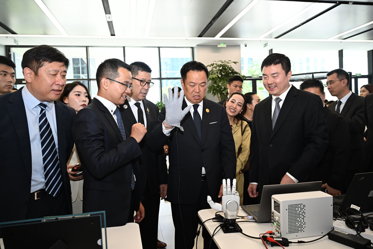 泰国总理阿努廷莅临智元考察交流，点赞中国具身智能