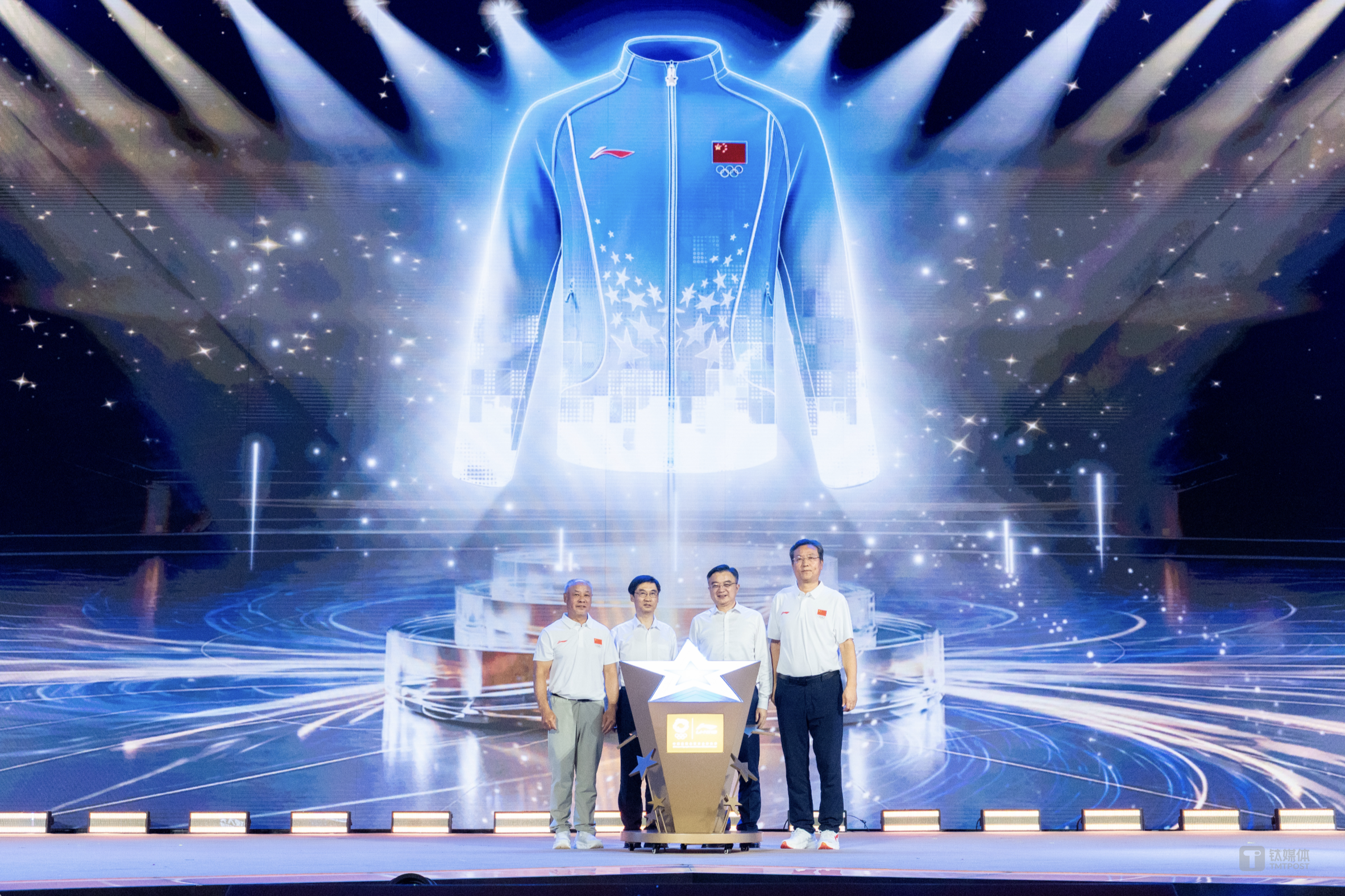 中国奥委会与李宁品牌联合发布第20届亚运会中国代表团领奖装备；瑞幸咖啡Q2总净收入159亿；优衣库发布2026秋冬新品系列｜消研所周报