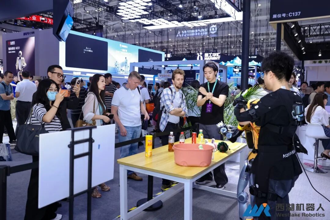 实景实训构建高质量数据闭环，西湖机器人亮相WRC 2026，真机验证人形全身运动操作一体化方案
